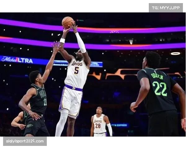 场边镜头：狼队主帅奥尼尔多次在场边呼喊，示意球员切换防守模式